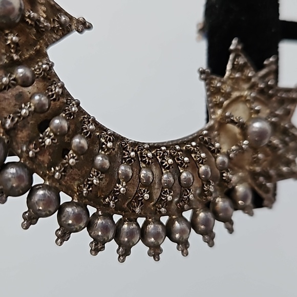 Double Clip-on Silvertone Single Earring - Picture 3 of 9